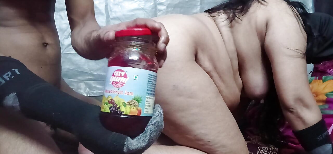 Mom has sex with boyfriend after going out of the house with chocolate, mom has sex with boyfriend after going out of the house.