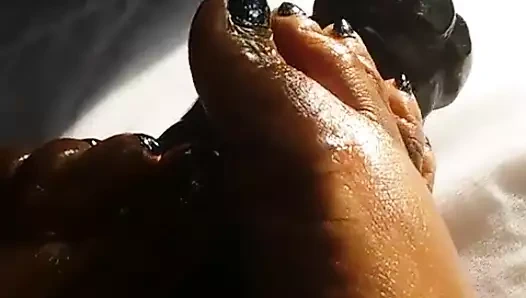 Ayaklar ve bir büyük siyah çük