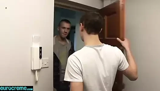 Eurocreme.com - alttaki iri güzel kadın büyük yarak alıyor