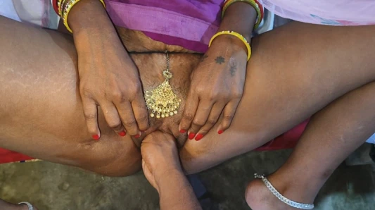 Bangali makan Malkin boudi chudwane ke liye bechan thi noukar ne chut aur gand me hath ghusa ke kala lund se chudai kar diya