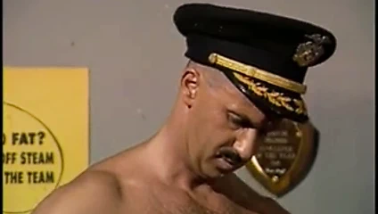 Trio de policias en el vestuario de la comisaria