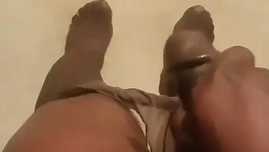 Abanoz fetiş oğlan cums sert içinde külotlu çorap