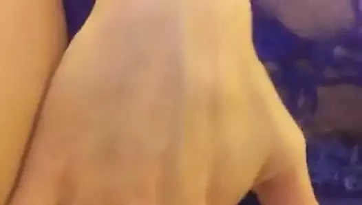 Erkek arkadaşı yavaşça boğaz amcık dudaklarını ovuşturuyor