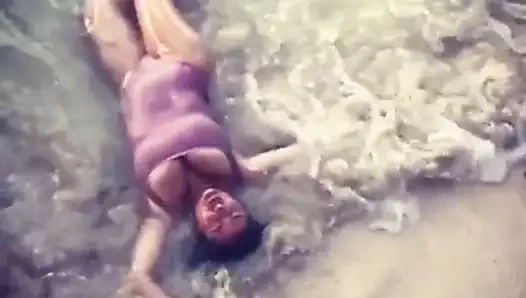 Salma hayek seksi vücudunu 01 gösterir