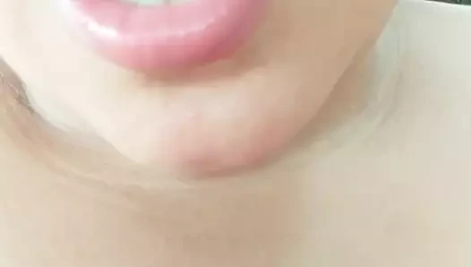 Açık havada kendime dokunuyorum ve iç çamaşırımı ıslatıyorum