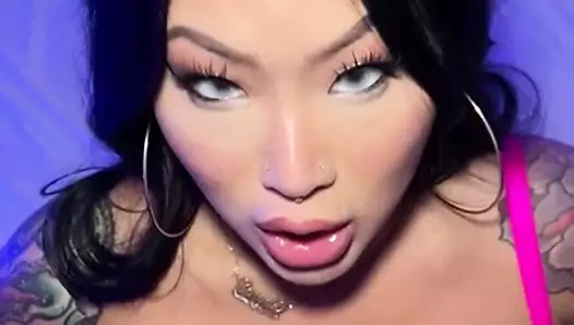 Connie Perignon düzgün vücutlu dövmeli döl yutuyor