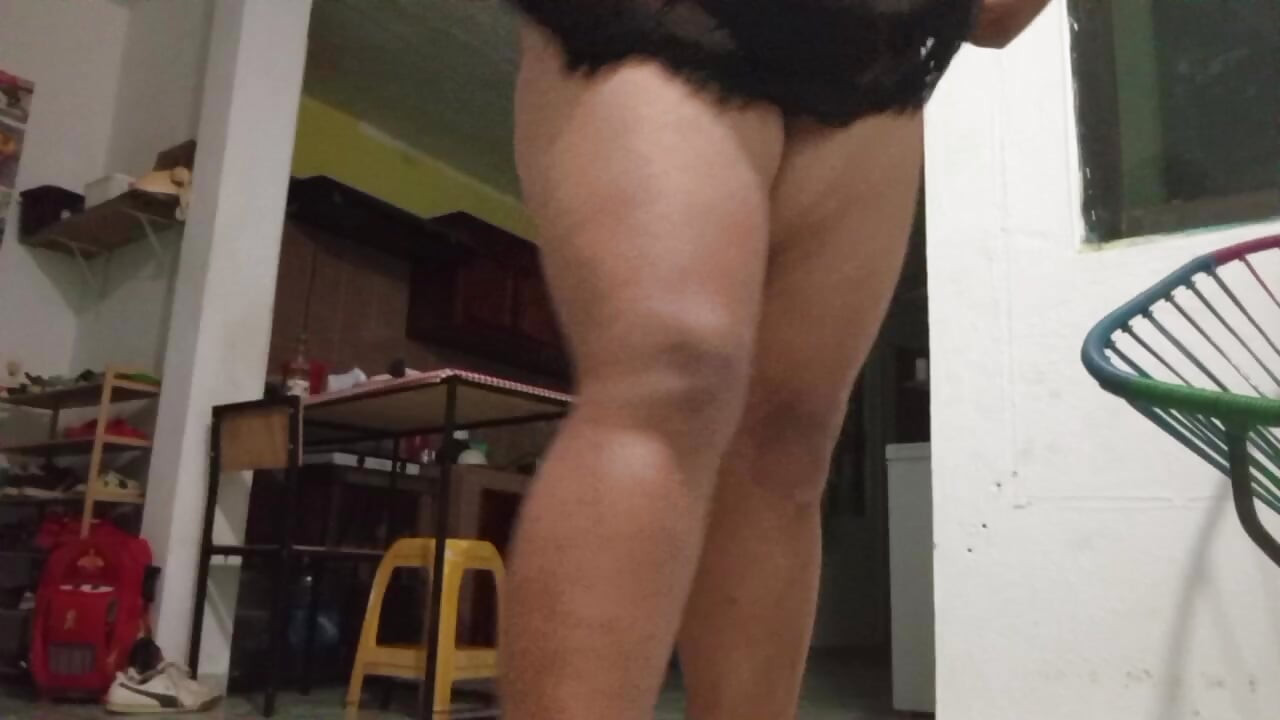 Tombul Meksikalı orta yaşlı seksi kadın mutfakta götünü ve göğüslerini gösteriyor