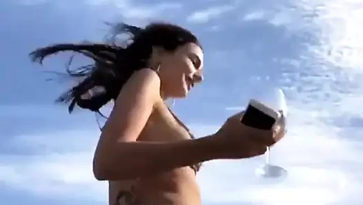 Emily ratajkowski bir teknede cehennem gibi sıcak