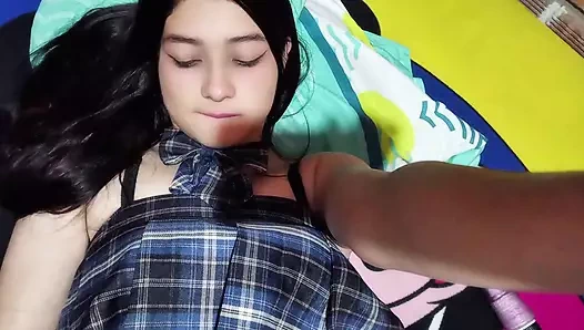 Bir üniversite öğrencisi üniversitede dildoyla mastürbasyon yapıyor.