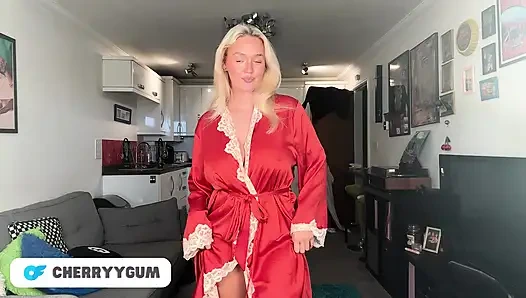 Minyon genç sarışınla seksi kostüm denemesi