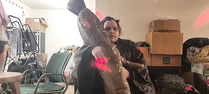 Molly erkeksi oral seks bebeğiyle cinsel organlarını ovarak seksi benliğini yaşıyor