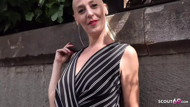 Alman izci - esnek sarkık memeler olgun Yelena Vera sokakta pikap ve edepsiz sikiş