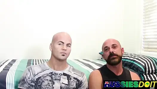 Olgun Avustralyalı orta yaşlı seksi kadın Coltons'un sert yarağını içine alıyor