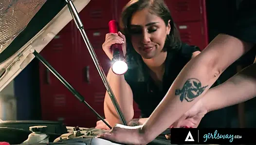 Girlsway - oto dükkan sahipleri Tommy King ve Octavia Red terli takma yarakla seks yapıyor