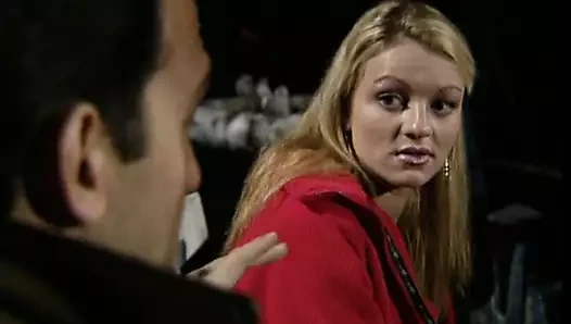 Ateşli sürtük barda yarak emdikten ve amcığına ağda yaptırdıktan sonra yüzüne boşalıyor