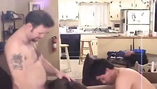 Sarışın orta yaşlı seksi kadın yarağı gırtlağına kadar alıyor ve sonra sert sikiliyor