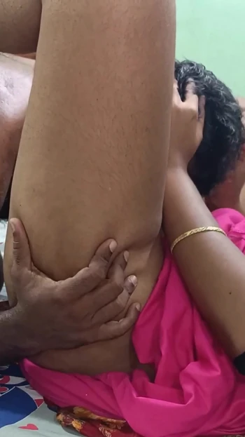 Майсур, новые замужние пары наслаждаются saree romance в постели