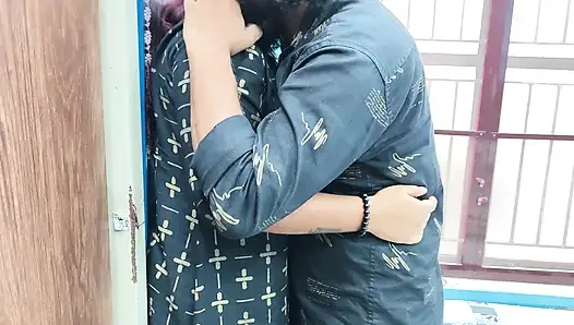 Dil öpücüğü ile ateşli dudak kilidi