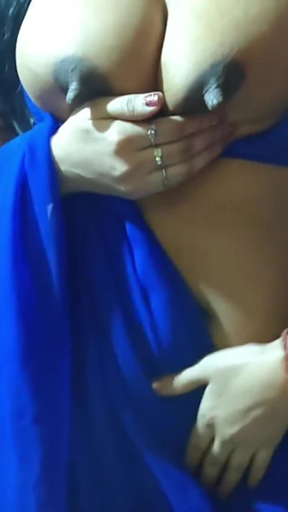 Yenge tek başına göğüslerini gösteren seksi figür | Klip 1