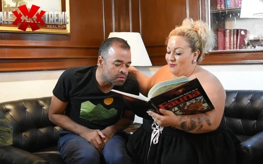 Üvey anne Robertito'ya yetişkinlerin nasıl oynadığını gösteriyor