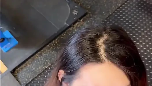 Sevimli Asyalı sportif kız Chloe Lin büyük yarak eğitmeni tarafından sikiliyor