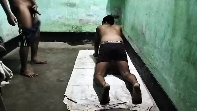 Hintli büyük yaraklı adam twink oğlanı ilk kez iç çamaşırıyla sikiyor Hintli eşcinsel porno