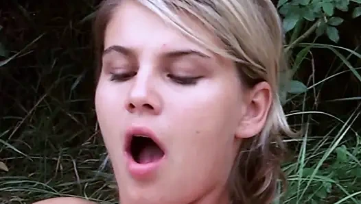 Tatlı genç kız kıllı amını yalatıyor ve açık havada sikiliyor