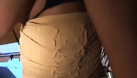 Büyük memeli esmer orta yaşlı seksi kadın büyük bir yarak emmeyi seviyor