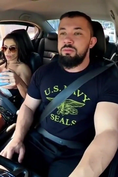 Trafikte oral seks: Esmer göğüslerini gösteriyor ve arabadaki her şeyi emiyor