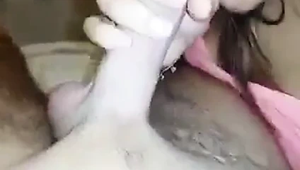 Dik genç kız darbeler ve boşalmak yutmak