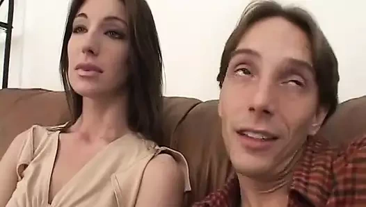 Büyük memeli orta yaşlı seksi kadın adam tarafından arkadan sikiliyor