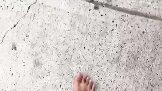 Yalınayak onları yalamaya hazırlanıyor