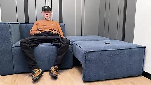 Adam mastürbasyon yapıyor ve çorap kokluyor