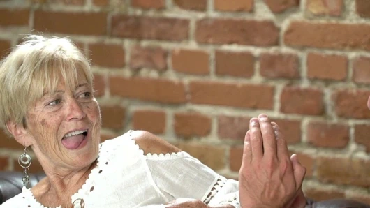 Çok yaşlı kadın ve genç bir çük