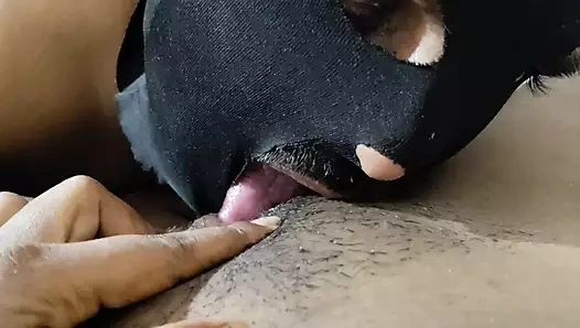 Hintli kadın sert amcık yalıyor