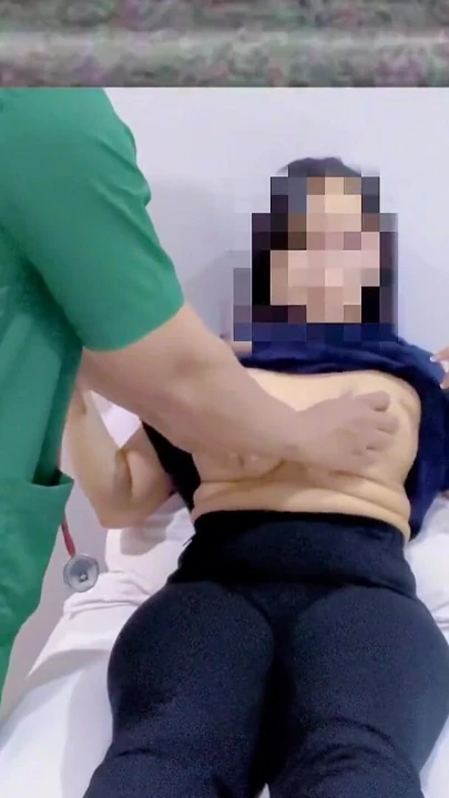 Göğüsler genellikle sertleştirilip gıdıklanır ancak bunun yerine muayene odasında entot olduğu için bir doktora danışın | Klip 1