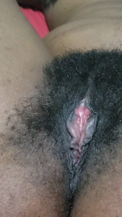 Yalnız kıllı orta yaşlı seksi kadın amını olgun özgüvenle, doğal amı ve samimi kendini seven enerjiyle gösteriyor | Klip 1