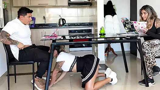 Baldızını karısının önünde sikiyor! NE!? Mastürbasyon yapıyor ve izlemenin tadını çıkarıyor