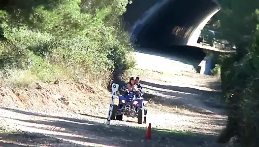 Açık havada sert bir horoz sürme büyük doğal göğüsleri ile aldı yukarı kız