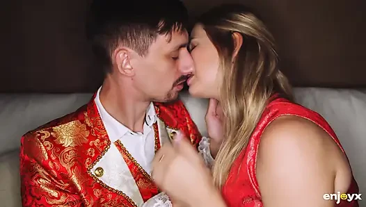 Azgın Stella Cardo büyük göğüsleri zıplarken ıslak sakso çekiyor