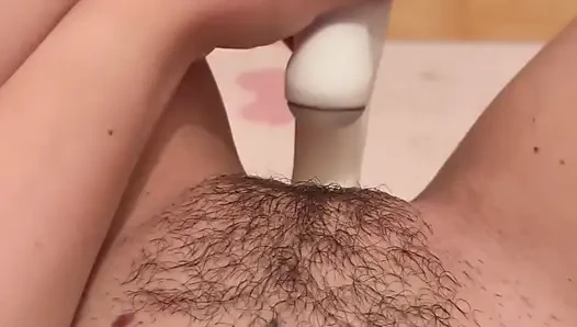 Kıllı amatör tatmin edici ile mastürbasyon yapıyor