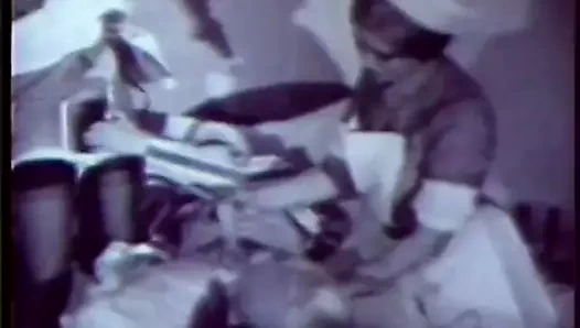 Seksi hemşireler hasta hastayı seksle iyileştiriyor (1950'lerde vintage)