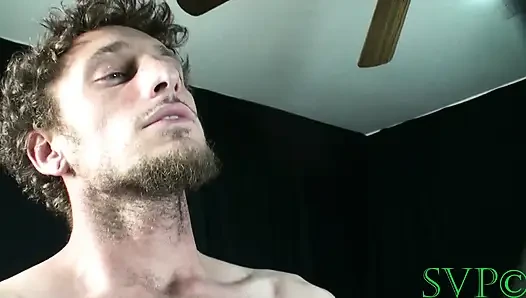Genç erkek avcısı orta yaşlı seksi kadın üvey oğluyla ilişki yaşıyor