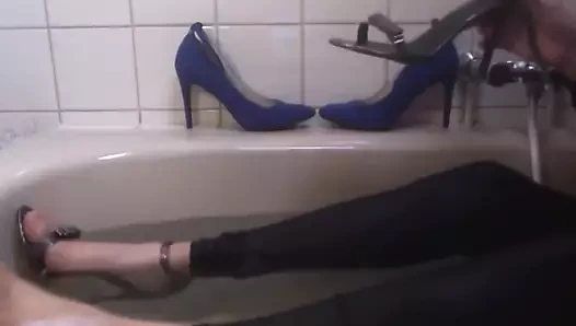 Seksi yüksek topuklu sandaletlerle banyo