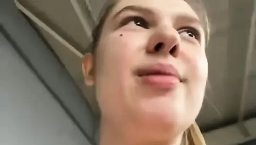 İri güzel seksi kız jucielussie spor salonunda eğitim alıyor