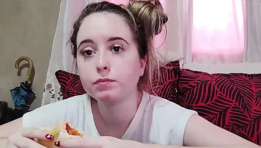 Kirazlı domatesli omletli sandviç yiyor