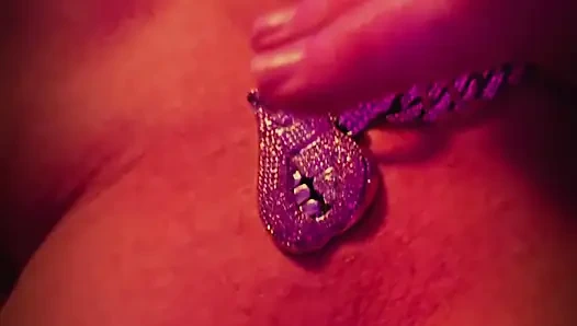 Kat-licious yatakta kışkırtıcı bir şekilde çıplak dans ediyor