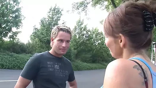 Tatlı olgun adamın sert yarağının üzerinde zıplıyor