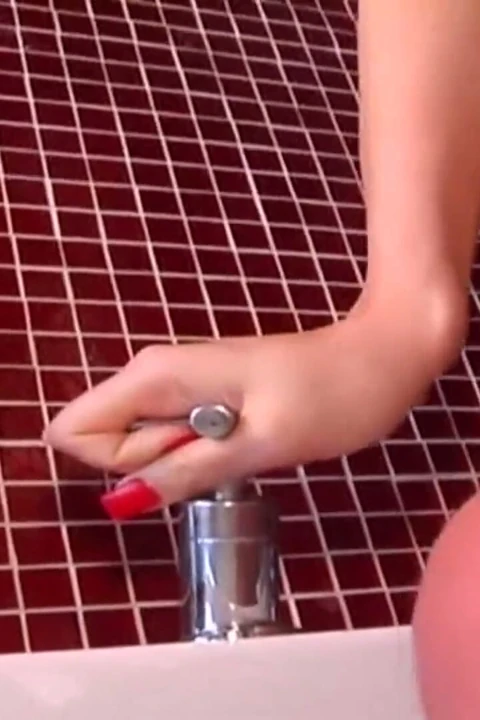 Güzel kızıl saçlı orta yaşlı seksi kadın ve arkadaşı ateşli küvette