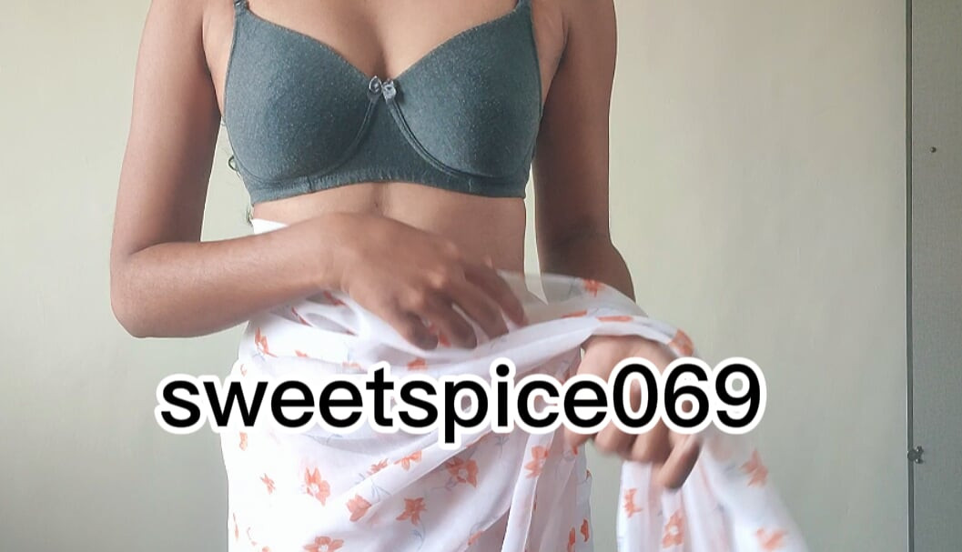 18 yaşındaki didi seksi sari giyiyor ve amcık kıllarını gösteriyor